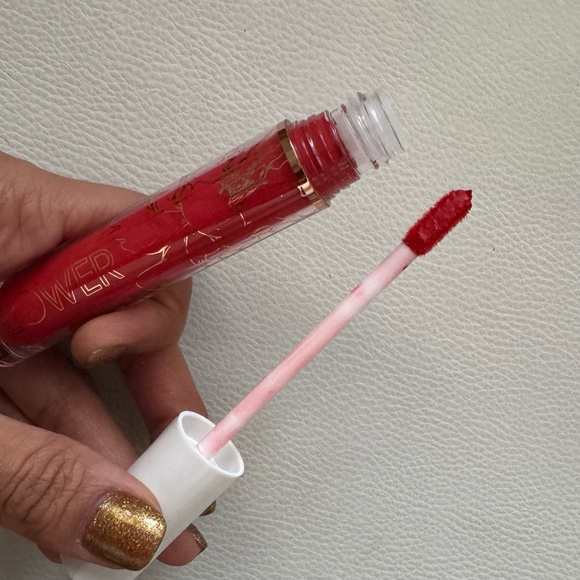 Flower Beauty "Crimson Touch" liquid lipstick - Picture 4 of 9